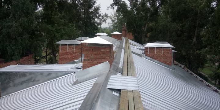 Благодаря программе капремонта на 332 многоквартирных домах Красноярского края в этом году уже появились новые крыши