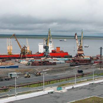 В заполярную столицу Северным морским путём начали прибывать контейнеры с новым лифтовым оборудованием