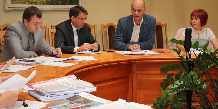 Члены комиссии рассмотрели документы о необходимости проведения работ по капитальному ремонту