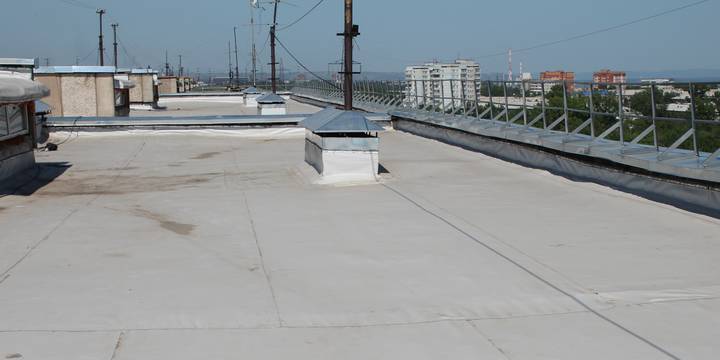 Впервые в крае при капитальном ремонте кровли использовали мембранное покрытие