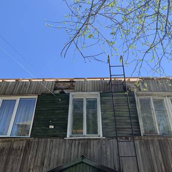 Сегодня специалисты отдела строительного контроля Фонда капитального ремонта проверили работу подрядчика, выполняющего ремонт кровли в одном из домов с. Зыково Березовского района