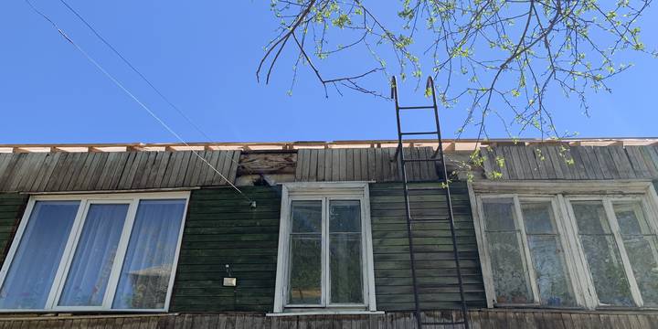 Сегодня специалисты отдела строительного контроля Фонда капитального ремонта проверили работу подрядчика, выполняющего ремонт кровли в одном из домов с. Зыково Березовского района