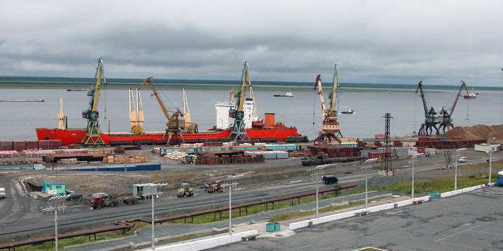 В заполярную столицу Северным морским путём начали прибывать контейнеры с новым лифтовым оборудованием