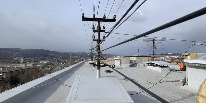 Плоскую кровлю  ремонтируют с использованием мембранных технологий