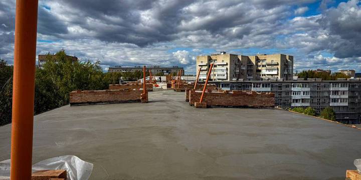 Ход капитального ремонта кровли в Ачинске: уникальный случай досрочного старта
