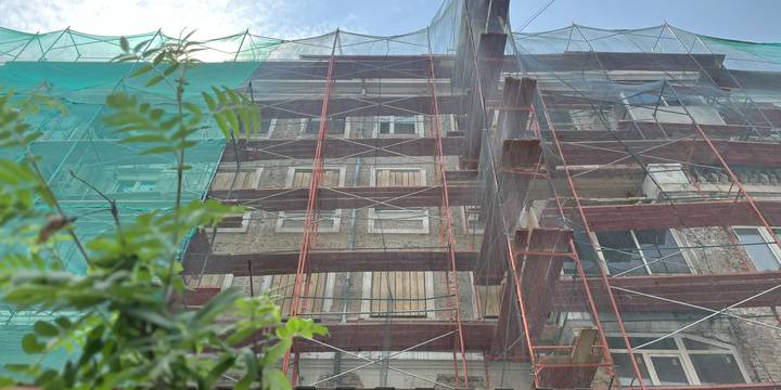 Заколоченные окна на Мира,85