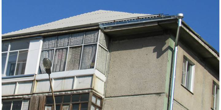 Завершается капитальный ремонт крыши на улице С. Лазо, д. 16